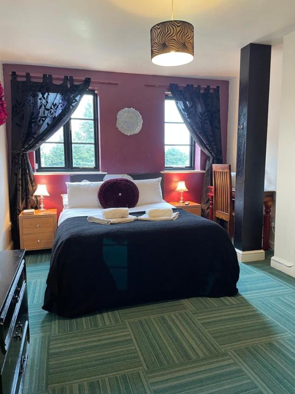 Double Room with Ensuite image 3