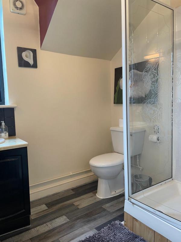 Double Room with Ensuite image 2
