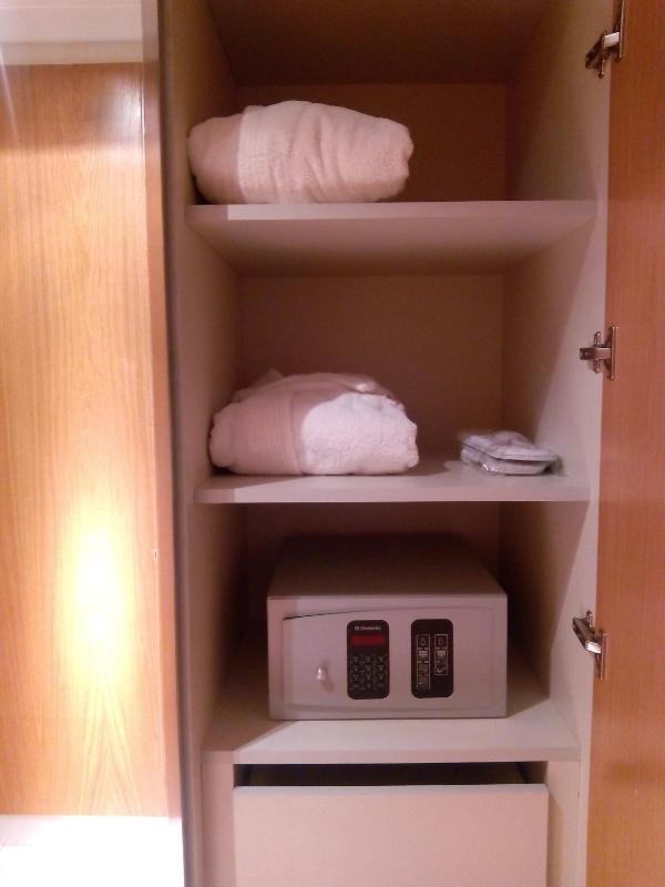 Double or Twin Room with Sitting Area image 4