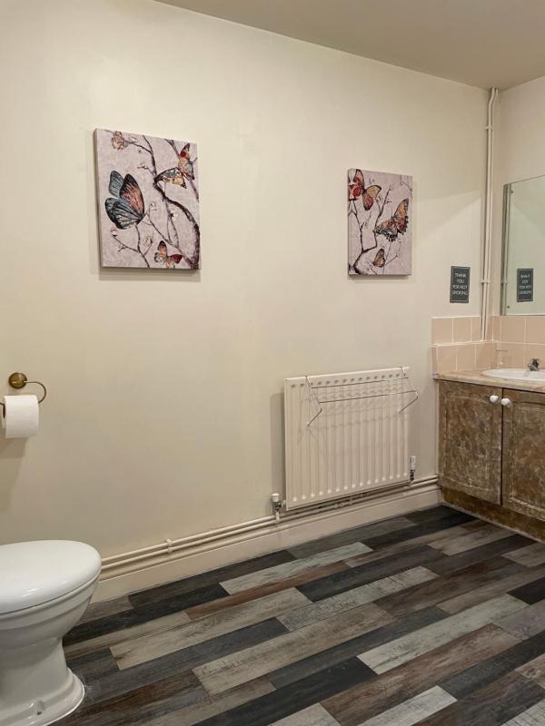 Twin Room with Bath image 2