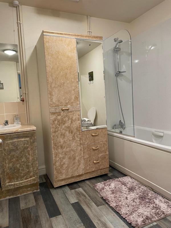 Twin Room with Bath image 3