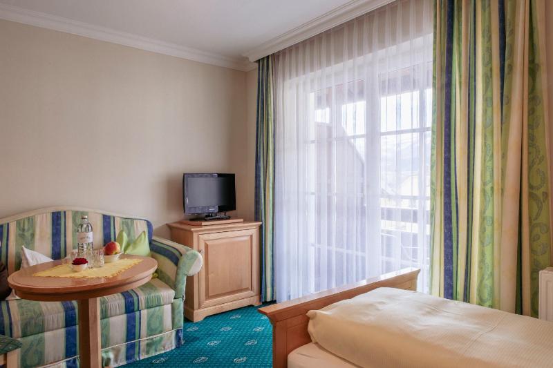 Double or Twin Room with Balcony image 3