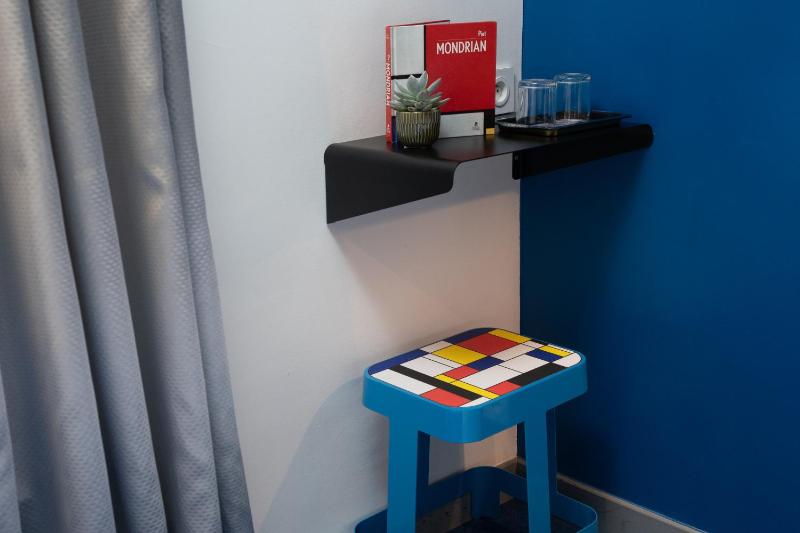 Standard Twin Room image 4