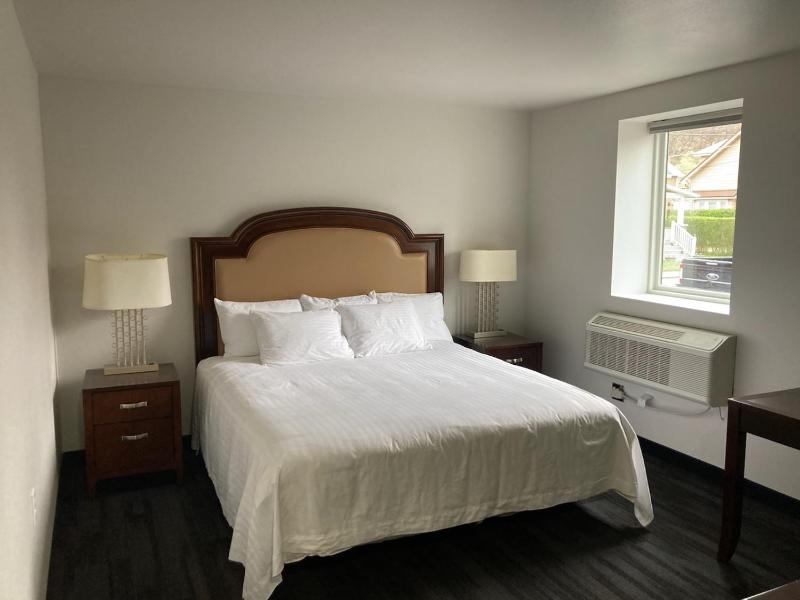 King Room with Roll-In Shower - Disability Access image 1