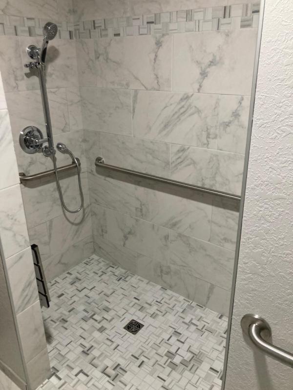 King Room with Roll-In Shower - Disability Access image 2