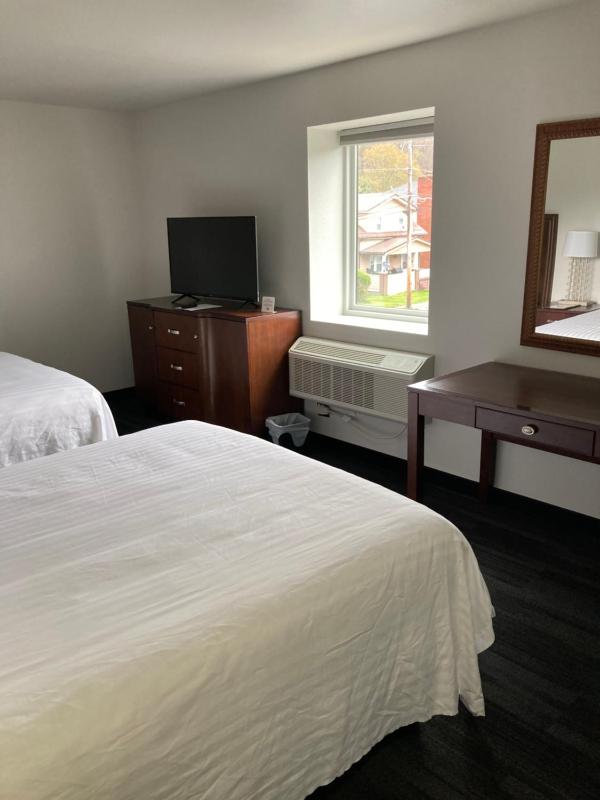 Deluxe Queen Room image 3