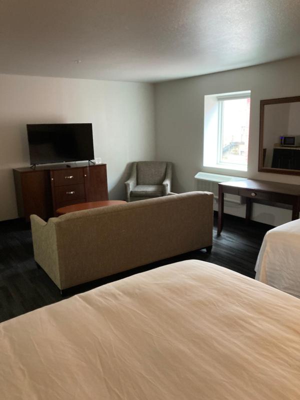 Deluxe Queen Suite image 3