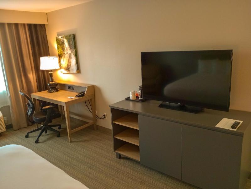 Premium Queen Room with Two Queen Beds - Non-Smoking image 4