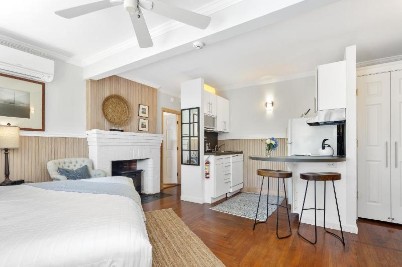 Deluxe Studio with Partial Ocean View and Terrace image 3