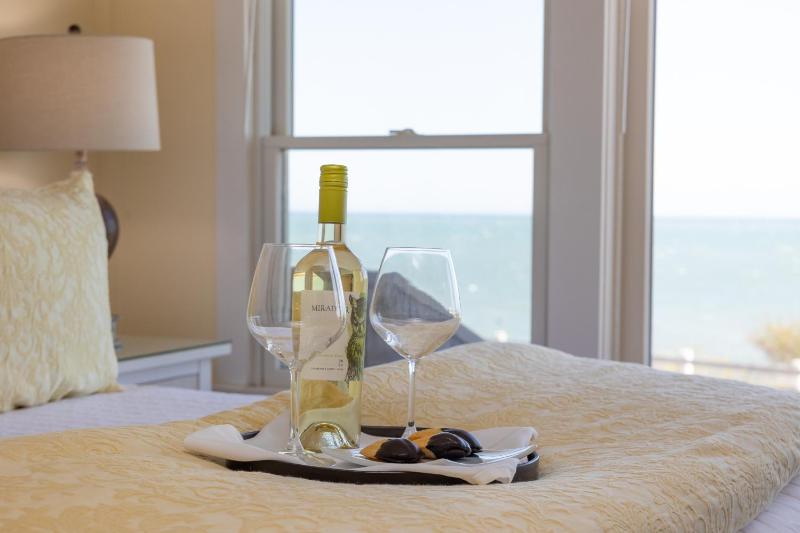 Deluxe Queen Room with Sea View image 4