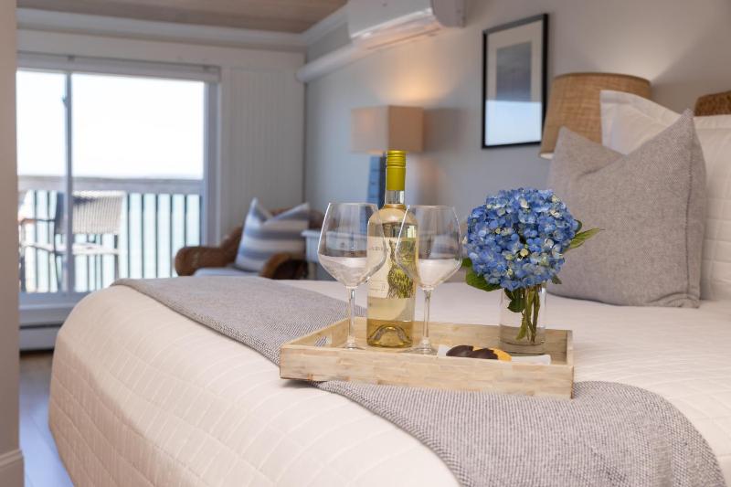 Deluxe Queen Room with Balcony and Sea View image 3