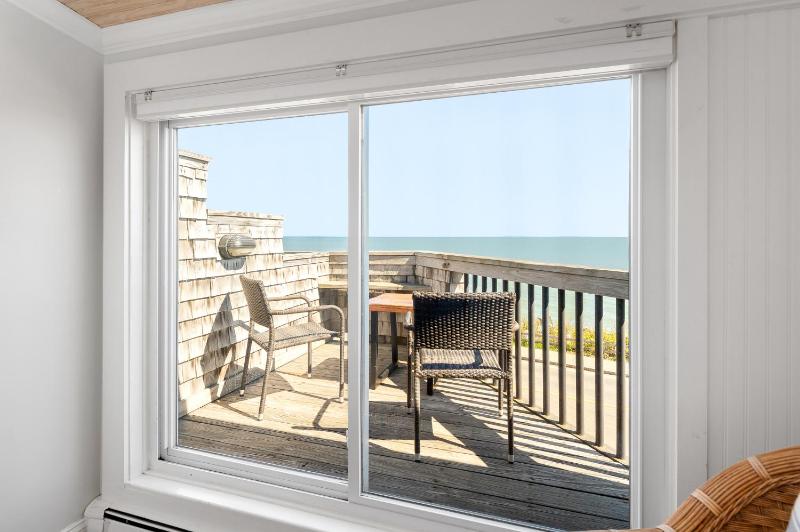 Deluxe Queen Room with Balcony and Sea View image 2