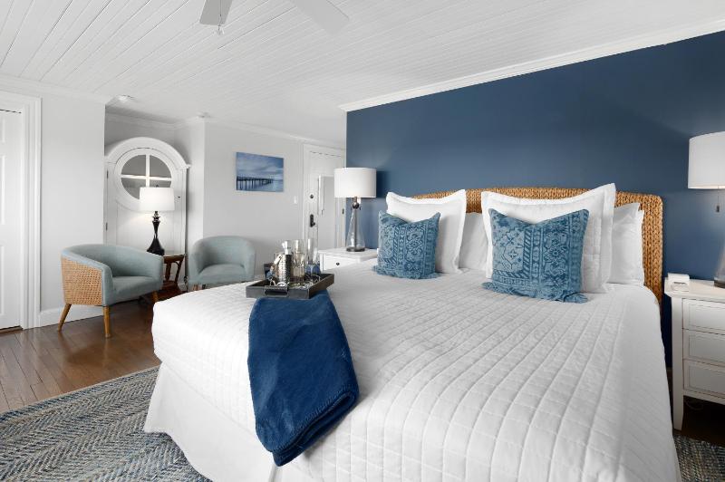 Superior King Room image 3