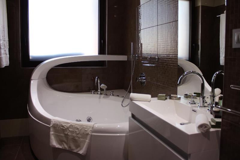 Two-Bedroom Apartment with Two King Beds - Non-Smoking image 3