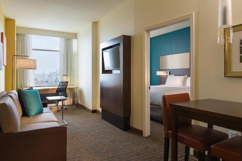 1 Bedroom Suite, 1 King, Sofa bed image 1