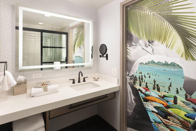 Club level, Guest room, 1 King, High floor image 4