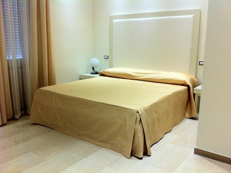 Standard Double or Twin Room image 4