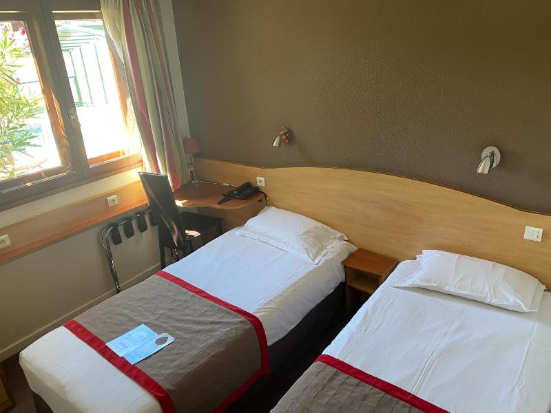 Twin Room image 2