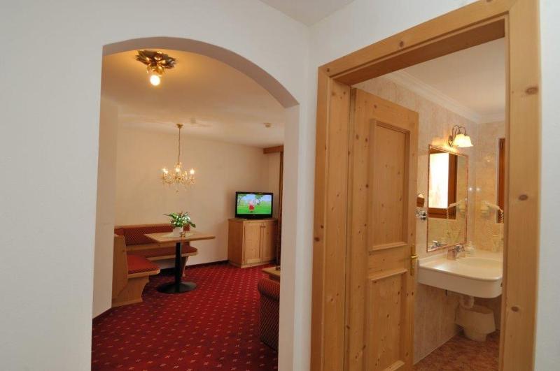 Family Room (2 Adults + 2 Children) image 3