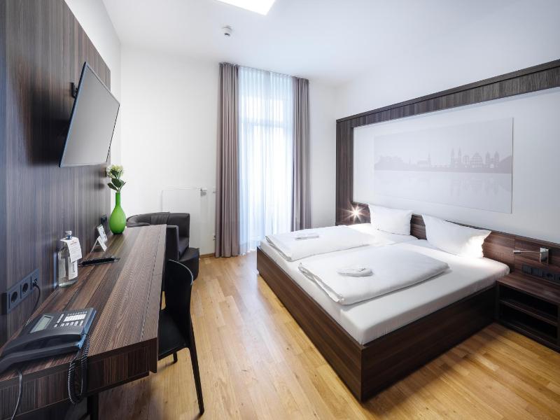 Double Room with Balcony image 4