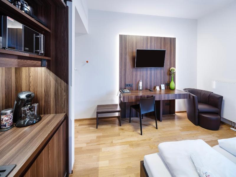 Double Room with Balcony image 3