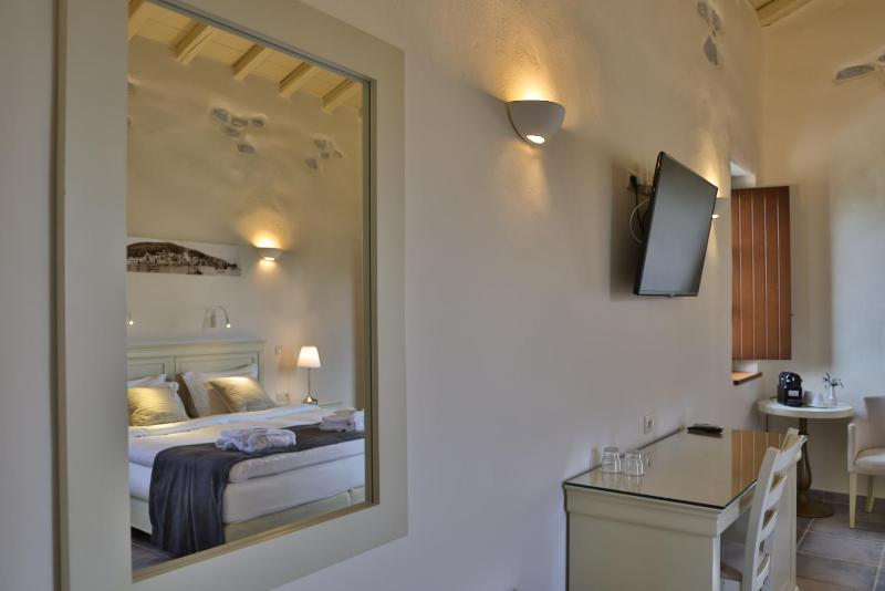 Superior King Room image 4