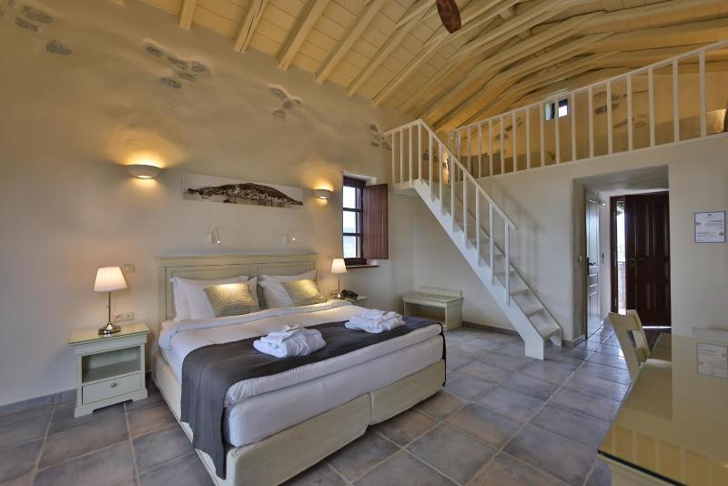 Superior King Room image 3