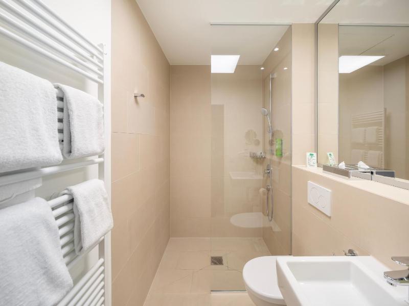 Twin Room image 2