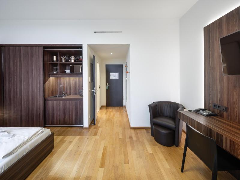 Double Room image 4
