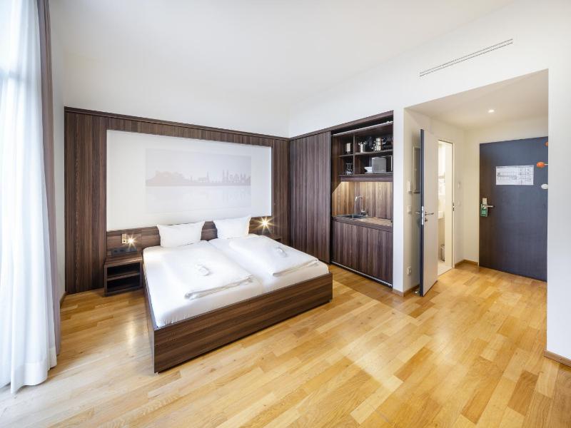 Double Room image 3