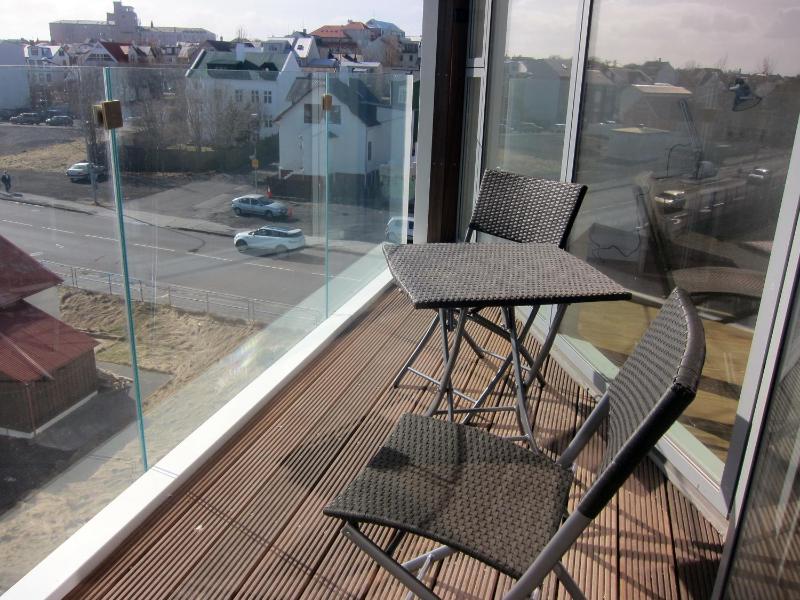 Luxury Three-Bedroom Apartment with Balcony and Two Bathrooms image 3