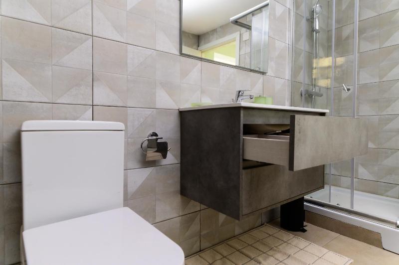 Newly renovated & cozy apartment - image 15
