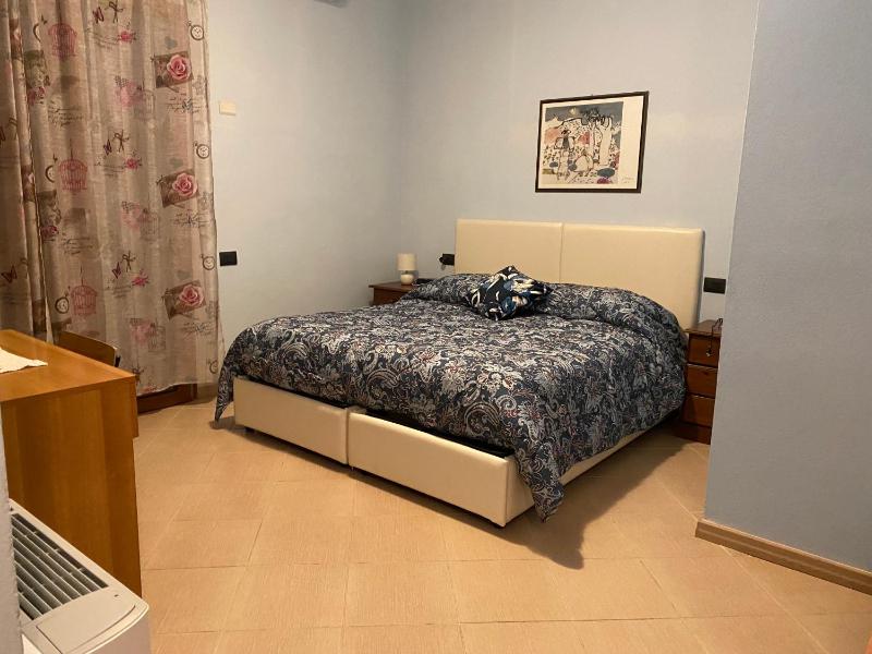 Large Double or Twin Room image 3