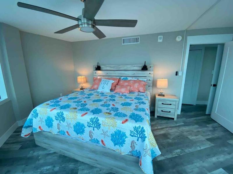 2 Bedroom 2 bath Condo on the Beach on the 8th Floor - image 7