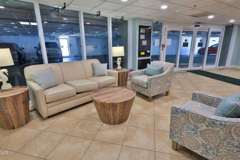 2 Bedroom 2 bath Condo on the Beach on the 8th Floor - image 8