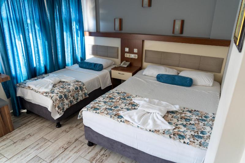 Standard Triple Room image 3