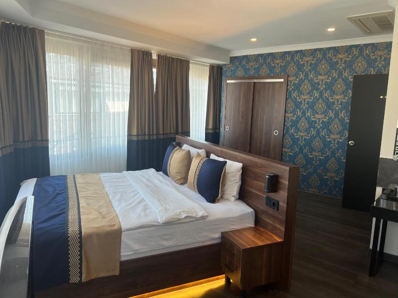 Deluxe Room with Spa Bath image 2