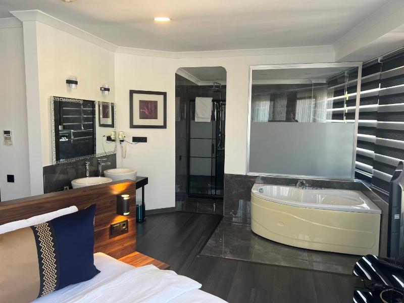 Deluxe Room with Spa Bath image 3