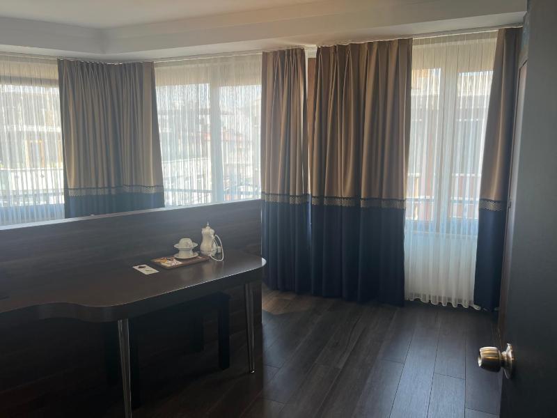 Deluxe Room with Spa Bath image 4