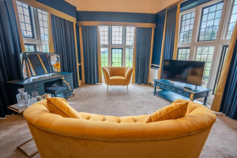 Mansion Deluxe Four Poster Room image 4