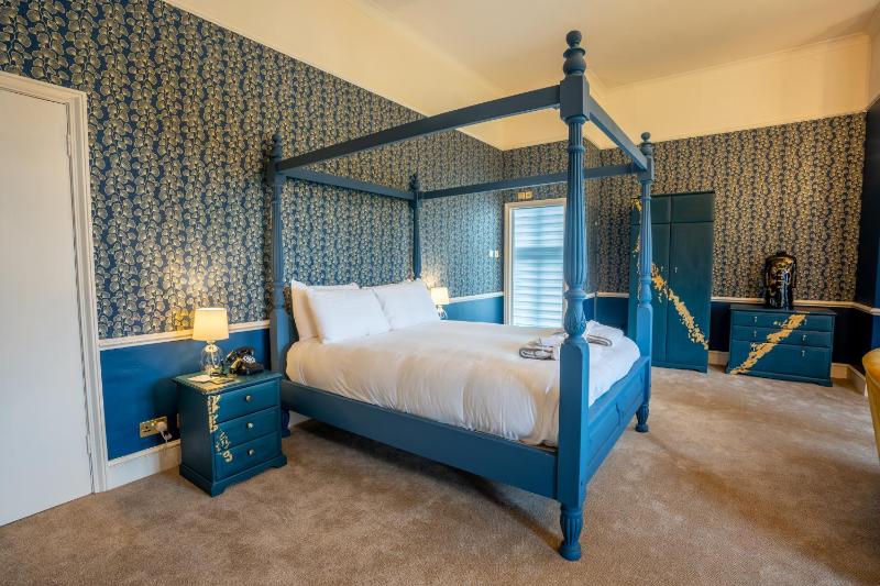 Mansion Deluxe Four Poster Room image 1