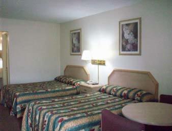 Queen Room with Two Queen Beds image 2