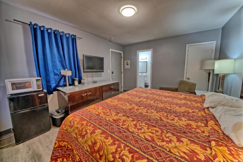 King Room - Non-Smoking image 3