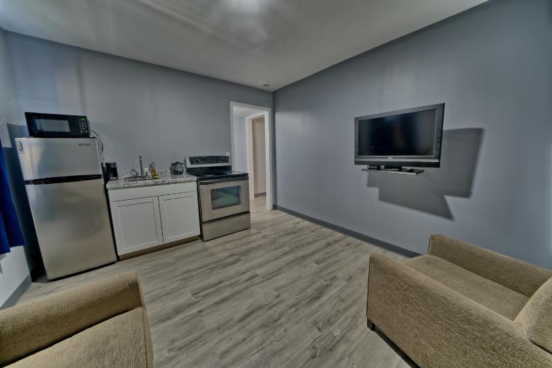 One-Bedroom Apartment with Kitchenette image 4