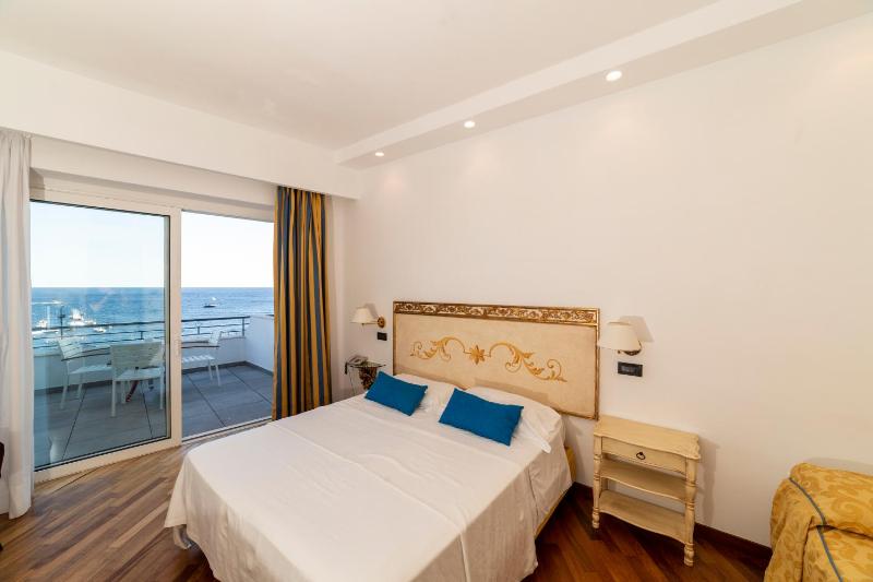Superior Triple Room with Balcony and Sea View image 3