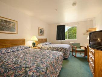 Queen Room with Two Queen Beds - Smoking image 2
