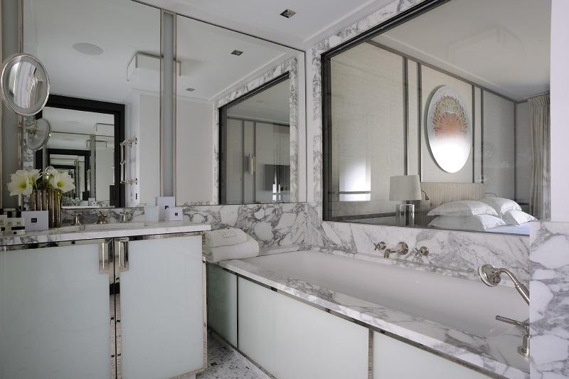 Deluxe Double or Twin Room with City View image 4