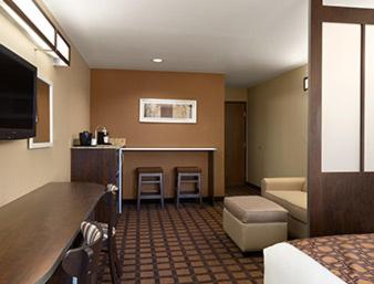 1 Queen Mobility/Hearing Access Room/Suite, Bathtub w/ Grab Bars, Non-Smoking image 2