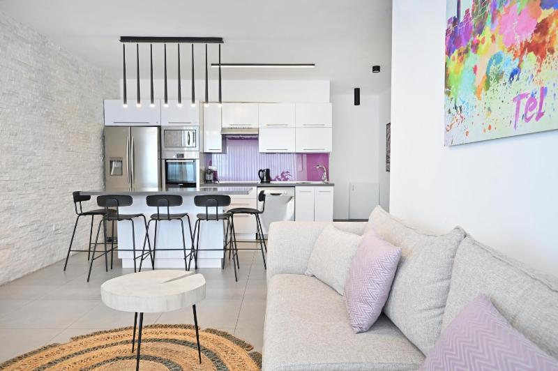 Spacious 3BR on Frishman Beach by HolyGuest - image 2
