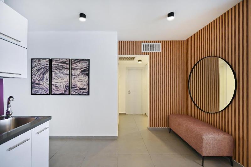 Spacious 3BR on Frishman Beach by HolyGuest - image 3